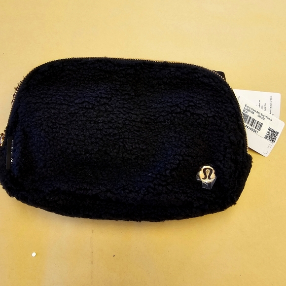 Lululemon Black Sherpa Everywhere Bag - Picture 1 of 3